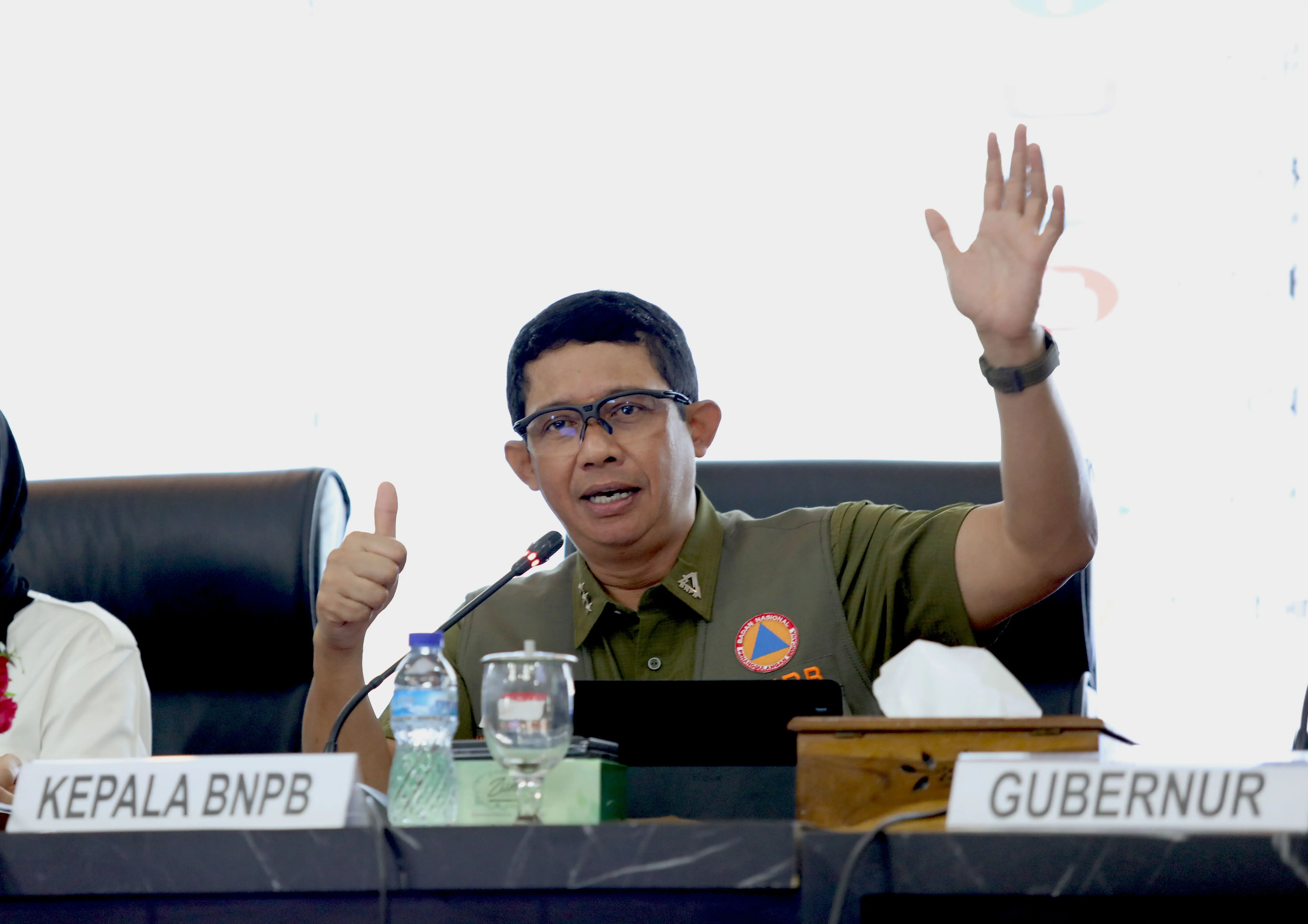 Dalam arahannya, Kepala BNPB meminta kepada pemerintah daerah Provinsi Sumatera Barat dan seluruh unsur forkopimda agar lebih meningkatkan percepatan penanganan darurat bencana banjir dan longsor yang melanda 11 wilayah Kabupaten/Kota.